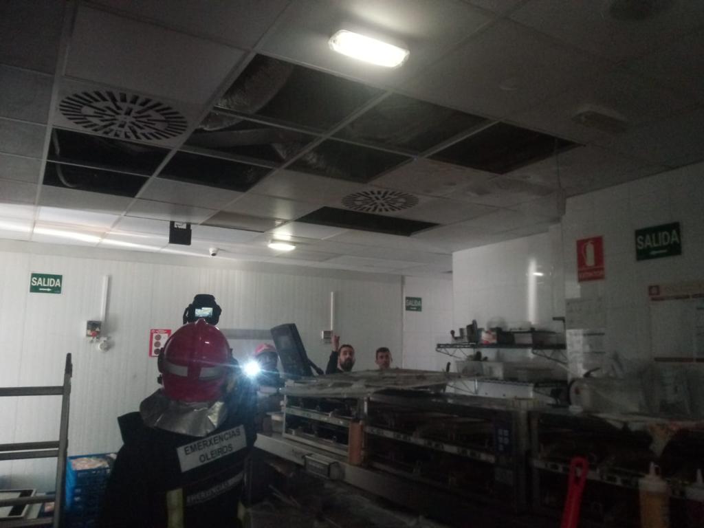AVPC_Oleiros's tweet photo. Intervención del Servicio Municipal de Emergencias tras un fuego originado en el extractor de gases en el Burguer King de #Perillo.
#SMEPC #PolicíaLocal #GuardiaCivil #BomberosComarcalesArteixo #Concello #Oleiros
📸 @vozcoruna @EloyTP https://t.co/kbNujT6CH4