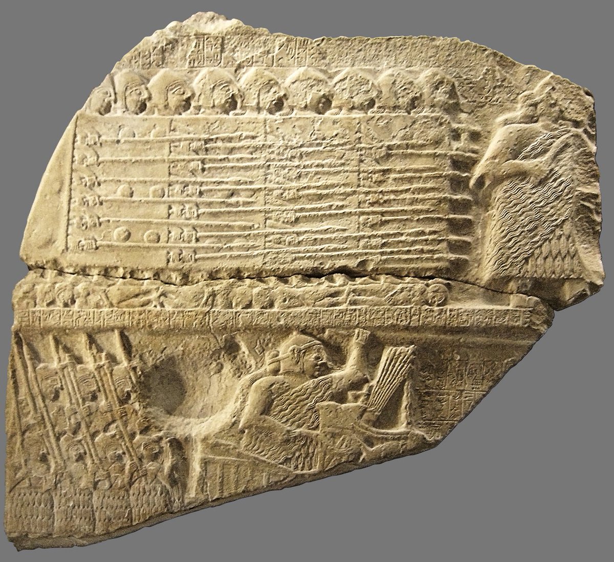 ORIENS_Cultura's tweet photo. #Estela de los Buitres: relieve que narra la victoria del rey Eannatum de #Lagash sobre Umma, ciudades #sumerias. Fragmento con los soldados en formación #militar en falange pisando los cadáveres de sus enemigos. 2450 a.C. #Arte narrativo y bélico en #Mesopotamia. https://t.co/MciH1d0vyE