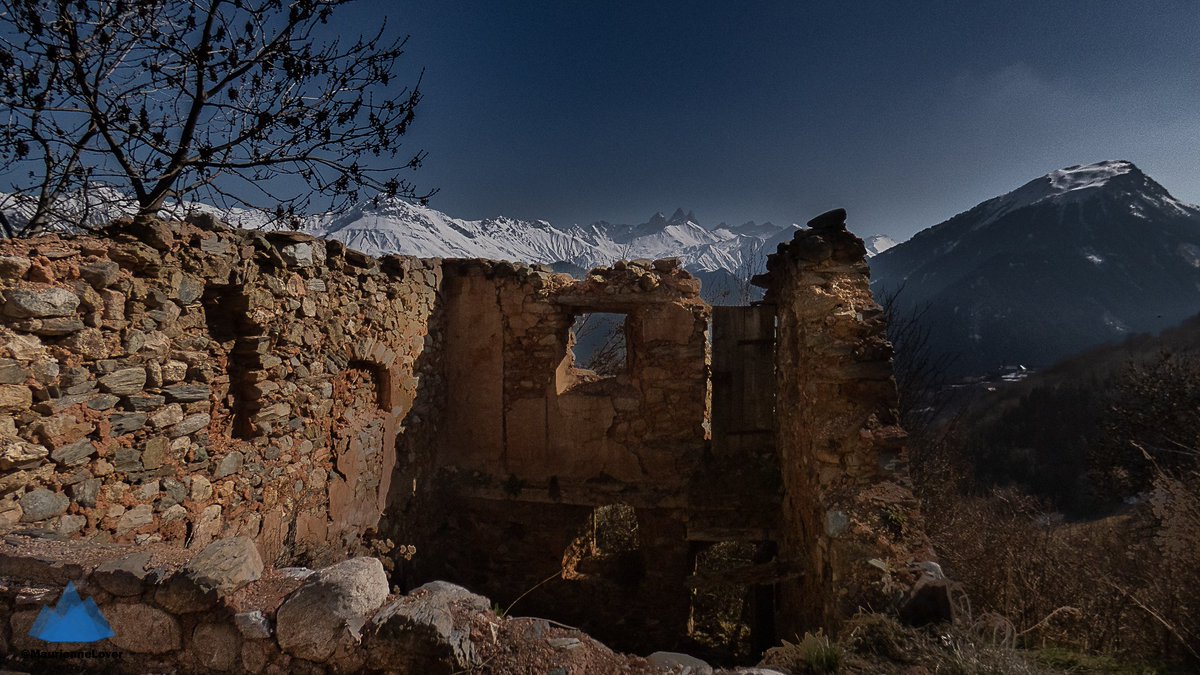 En direct. Ruine depuis le hameau des Colonnes face aux Aiguilles d'Arves.
#maurienne #savoie #aiguillesdarves #paysage #mauriennisezvous #randonneessavoie #randonneesmaurienne #alpesdunord #savoiemontblanc #ruines #sybelles <a href="/AiguillesArves/">Aiguilles d'Arves</a> <a href="/Waurienne/">Maurienne</a>