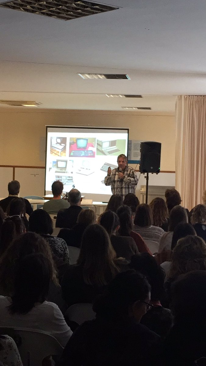 Primer ponent De la Jornada de Baix Cost, Joaquim Fonoll, parlant de Recursos Lliures, Disseny Obert i Col.laboració. #jbaixcosteducacio