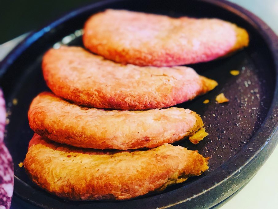 GuzzlerKitchen's tweet photo. Pyaaz ki Kachori with Hummus #guzzlerkitchen #recipes #easyrecipes #cookingvideos #recipe #cuisine #kachori #deliciousfood #delicious #tasty #spicy #cooking #indianfood #foody #spicyfood #foodlover #foodporn #foodphotography #foodie #foods #videos #eat #hummus #hunger #Foodies https://t.co/izxDeD0aSc