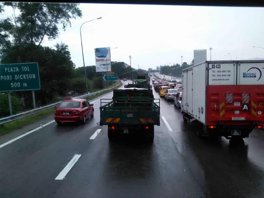 JangxN9's tweet photo. Seremban 

14:26hrs Kemalangan kereta Km 261 arah Utara dari Port Dickson (U) ke Seremban. Tiada lorong terhalang &amp; kenderaan terlibat kini berada di lorong kecemasan. Trafik sesak 9Km. Pandu berhati-hati. Harap maklum. 

Credit - @LLMinfotrafik https://t.co/zd3ahgaWMe