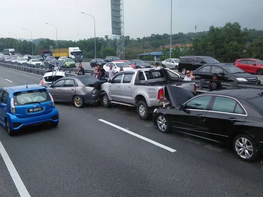 JangxN9's tweet photo. Seremban 

14:26hrs Kemalangan kereta Km 261 arah Utara dari Port Dickson (U) ke Seremban. Tiada lorong terhalang &amp; kenderaan terlibat kini berada di lorong kecemasan. Trafik sesak 9Km. Pandu berhati-hati. Harap maklum. 

Credit - @LLMinfotrafik https://t.co/zd3ahgaWMe