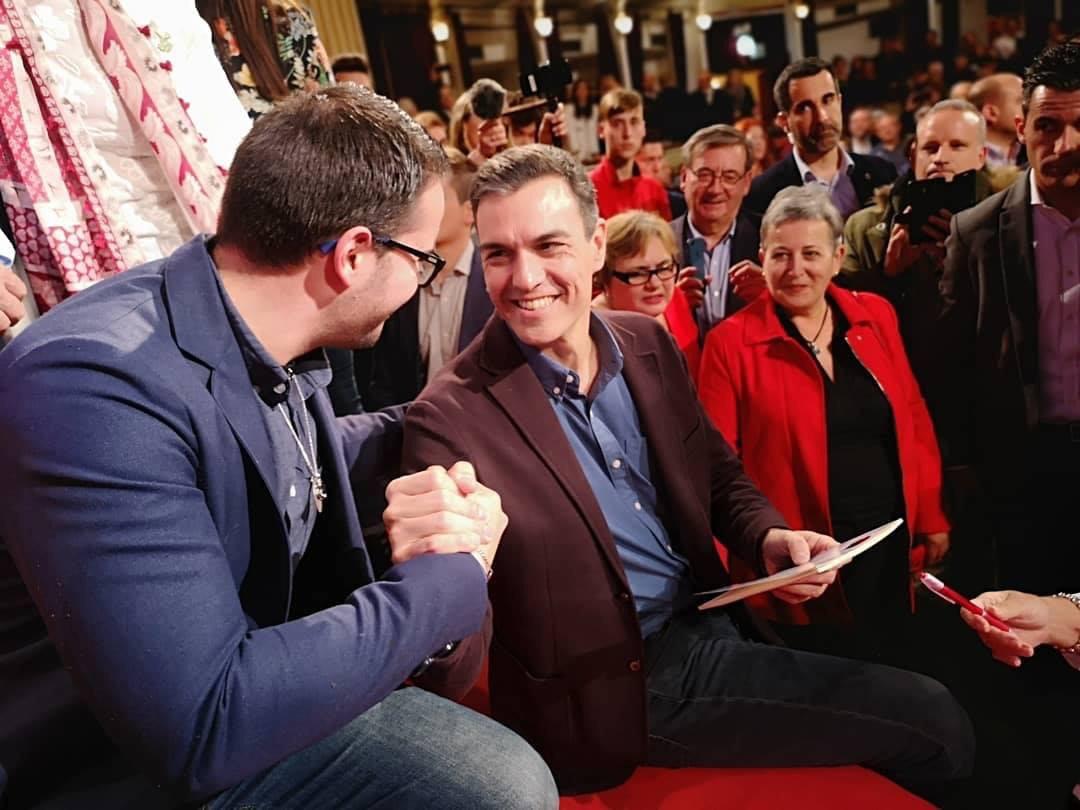 Diariodefranher's tweet photo. El Presidente del Gobierno, @sanchezcastejon ya tiene su ejemplar de #DíarioDe deseo que le guste. https://t.co/LElCD5R96l