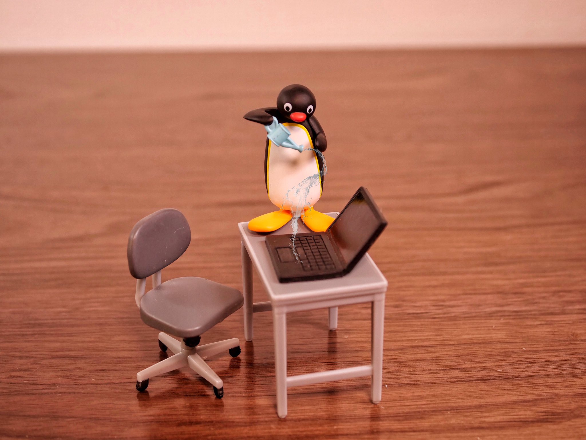 えだま 嫌いな上司のパソコンに水をかけるピングー T Co Okpsosvvgo Twitter