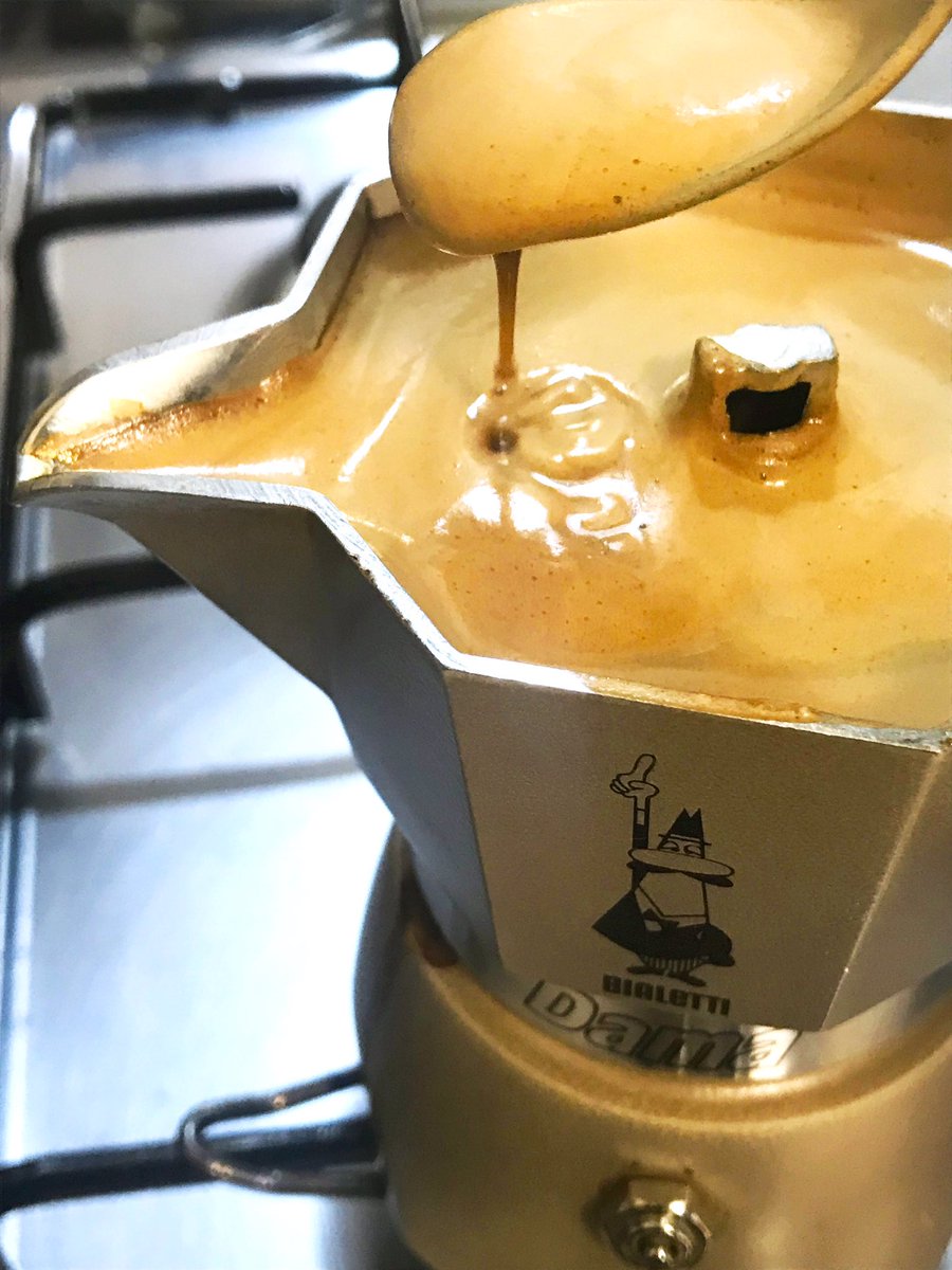 È finalmente😍 #sabato! #colazione con un bell’ #espresso ☕️🤩 fatto in casa🏠! Scopri come farlo così cremoso con la #moka , vi svelo il trucchetto😉,prendete appunti 📝🤤➡️ stileincucina.com/espresso-cremo…