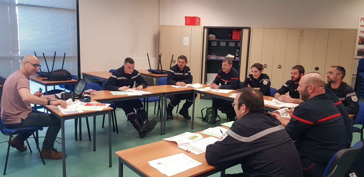 sdis37's tweet photo. Aujourd'hui les premières sessions de formation #SST ont lieu en partenariat avec #ESS37 (Tours Centre, Nord Agglo, Chinon et Loches) au profit de nos #pompiers #volontaires !
Belle journée à tous et toutes ! 👍 https://t.co/kdSt11yMLS