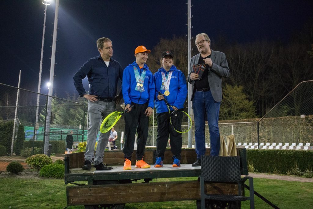 ELbullentin's tweet photo. Etten-Leurse G-tennissers gefeliciteerd door Wethouder Kees van Aert https://t.co/fSYndiFCPw https://t.co/dFRrxiUZ4X