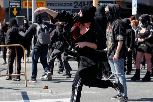 Está claro que el independentismo es violento, intolerante, sucio.
Ningún incidente en la manifestación independentista en Madrid.
Incidentes en el acto de VOX en Barcelona.
Los CDR, el brazo armado independentista.