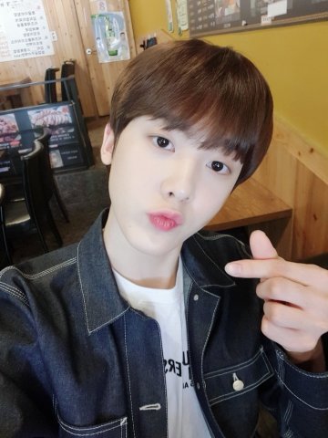 TranslationExo's tweet photo. วิธีดูเเลผิวหน้าสุดเเปลกของเหล่าไอดอลเกาหลี 
>>>>>>>ซานฮา Astro<<<<<<
ซานฮา วงAstro: ใช้น้ำส้มสายชูกับน้ำในการล้างหน้า
โดยซานฮาได้ผส��น้ำส้มสายชูด้วยน้ำแล้วล้างหน้า.... ซานฮายอมรับในภายหลังว่าเขาไม่ได้เห็นการเปลี่ยนแปลงของผิวใดๆเลยตั้งแต่ทำมา555555
#SANHA  #ASTROADinHK 
#ซานฮา https://t.co/WlolP4Oiw3