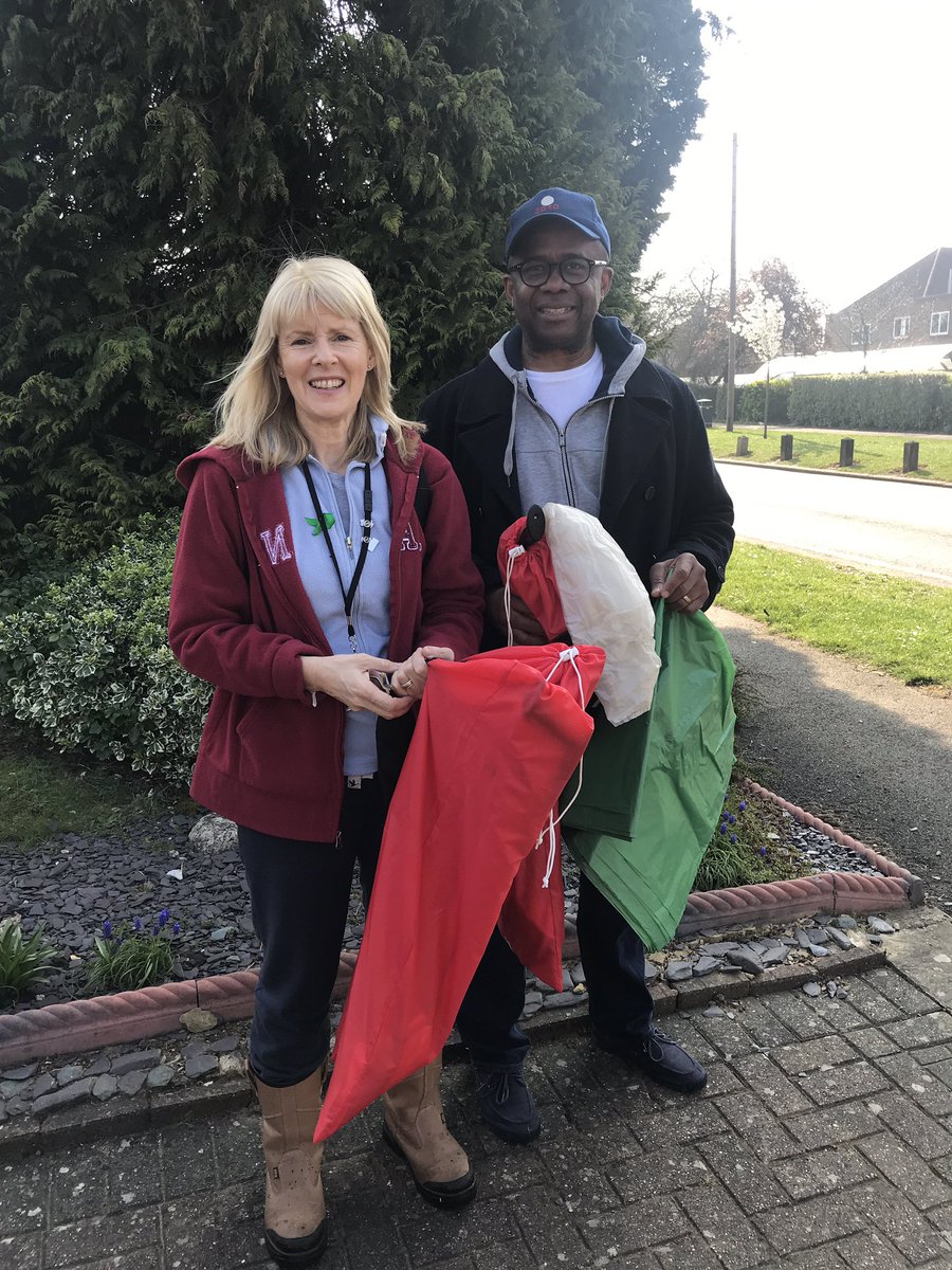 FionaThomson_'s tweet photo. A lovely day for a #CommunityLitterPick Good to be out with @chieme_okuzu in beautiful #Handside this morning-over 10 bags of rubbish collected beside @StanboroughS Lemsford Lane. https://t.co/5gpoojQzCF