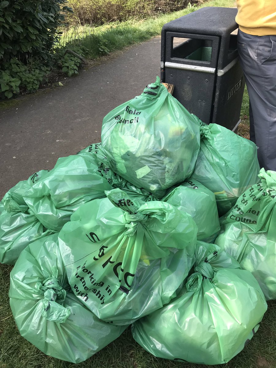 FionaThomson_'s tweet photo. A lovely day for a #CommunityLitterPick Good to be out with @chieme_okuzu in beautiful #Handside this morning-over 10 bags of rubbish collected beside @StanboroughS Lemsford Lane. https://t.co/5gpoojQzCF