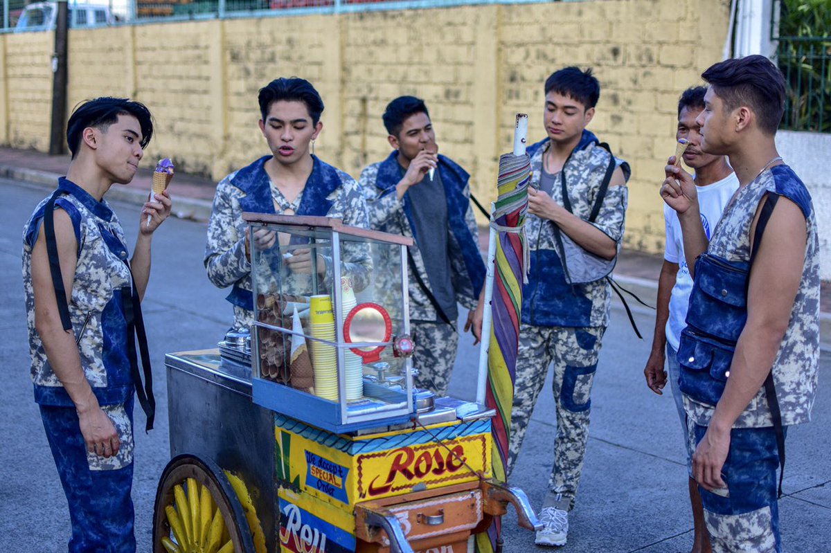BoybandPH's tweet photo. Isa sa mga naganap na behind the scene! 7PM, Super Fans and Bandmates!!! ♥️

#BOYBANDPHXMakingTheCover https://t.co/kewU18NdS6
