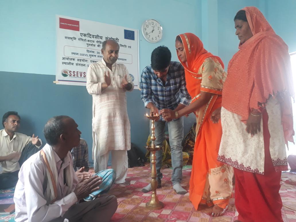 asifm_sana's tweet photo. Awareness programe among the community displaced by flood and erosion in Bettiah.
Demand for homestead land to leaders and manifesto from contestants. Achievements of the community and vision.
@ActionAidIndia @CiRiC_India @sndeep @saurabhiirm @EkramPRO @ShahdaBari 
#EIDHR https://t.co/wNWgnUtkcI
