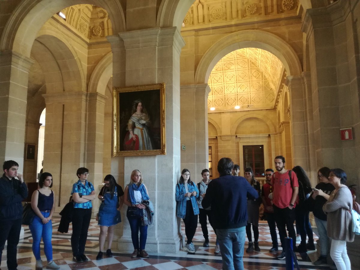 Begolarte's tweet photo. Nuestro alumnado del grado de Información y Documentación @dge_fcd @fcd_ugr visita el interesantísimo @IAPHpatrimonio  y el maravilloso @ArchivodeIndias! Repetiremos! #aprendidofueradelaula #patrimoniodocumental @CanalUGR https://t.co/YSSq94Upkd