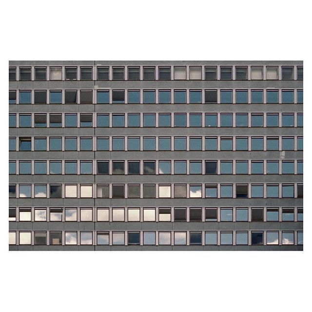 mrtwodeers's tweet photo. Window pattern •
•
•
•
•
#window #building #reflection #sky #filmphotography #analogphotography #architecturephotography #35mmfilmphotography #streetphotography #urbanphotography #minimalphotography #filmisnotdead #ishootfilm #grainisgood #staybr… https://t.co/EpaB7JtBHa https://t.co/DtF7gXQqYQ