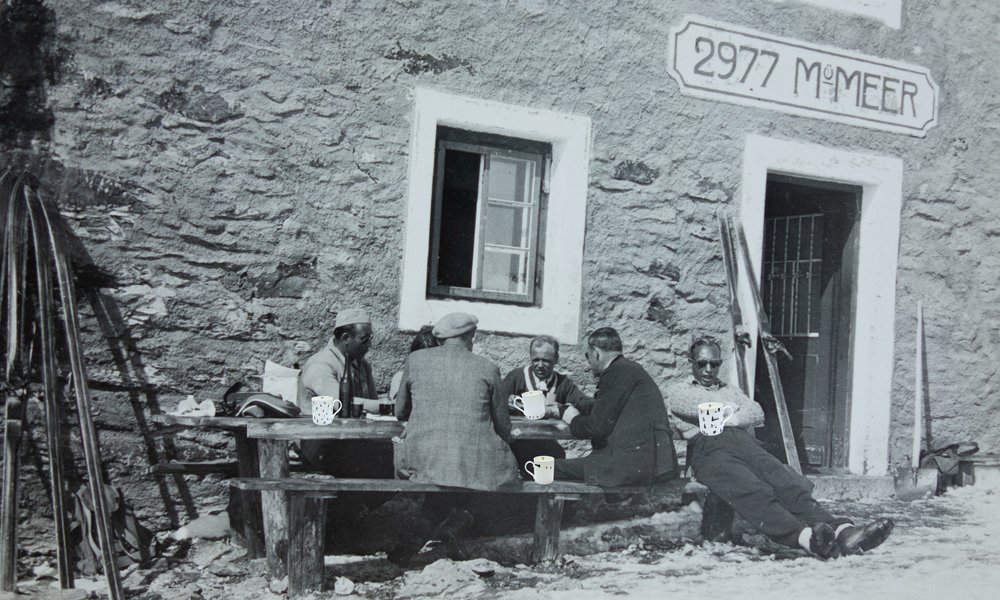 PowderHoundLDN's tweet photo. Vintage tea parties! https://t.co/tQYt20zyJT

#retro #vintage #ski #skiing #skier #squadgoals https://t.co/lG9hS91CWY