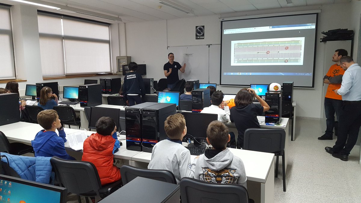 UExDivulga's tweet image. Estamos en #ArduinoDay2019 #Badajoz en @eii_uex @infouex Apoyando la divulgación y las vocaciones tecnológicas :) #MovimientoMaker #HardwareLibre