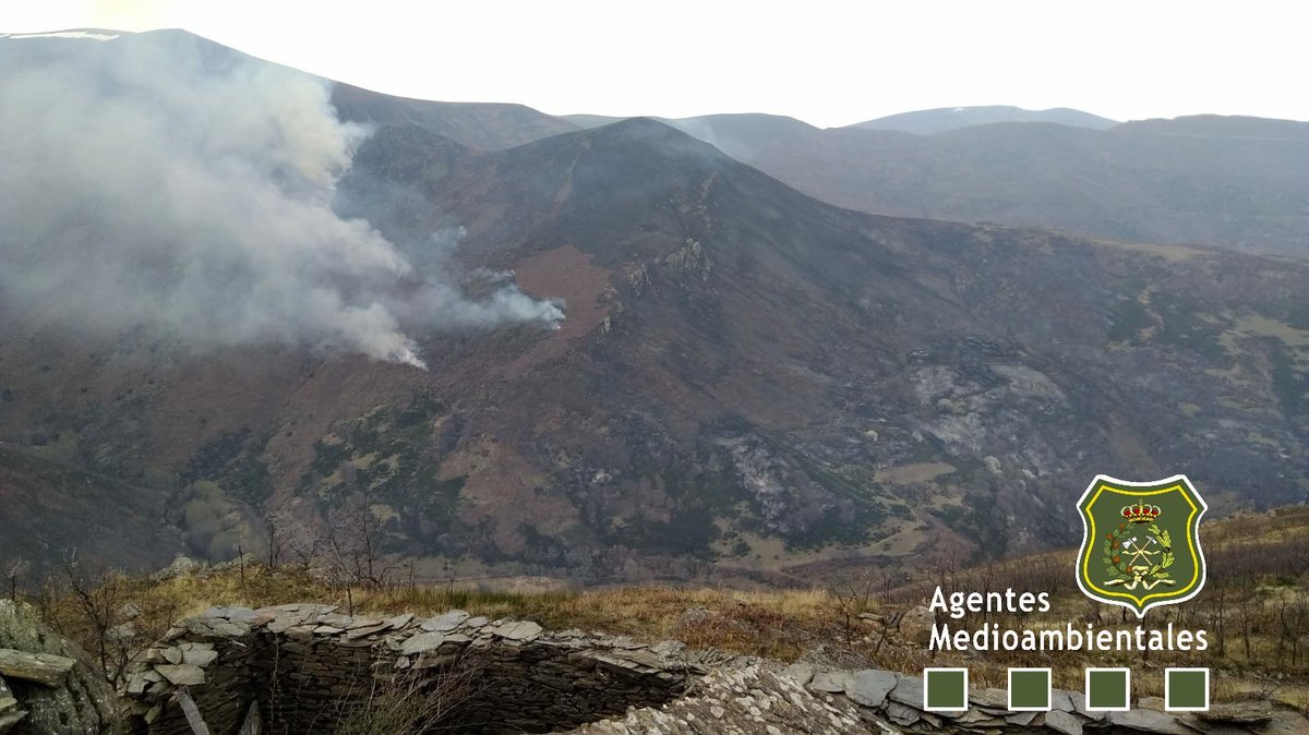 apamcyl's tweet photo. Con el avance de la mañana y la subida de la temperatura 🌡️
Se reavivan los focos latentes de ayer en #IFSilvan #Leon
Actuando medios #INFOCAL
2 #AAMM @jcyl #Romeo21 #Lima1
Ya ardieron cerca de las 80 hectáreas. De momento. https://t.co/qdEYlP1llL