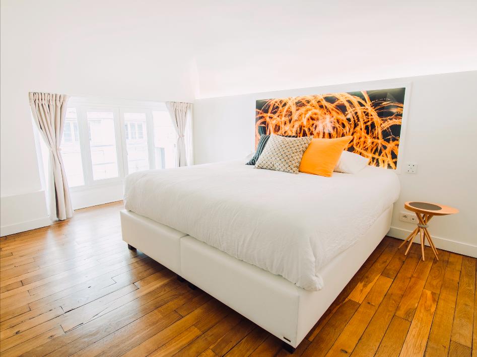 mihotelfrance's tweet photo. Suite Confidence, voûtée, King Size face à la baignoire, cheminée connectée et verre de vin dans les fauteuils #Togo ? Vivez la #MiHotelXperience
.
#MihotelFrance #MiHotelLyon #MiHotel #Lyon #MonLyon #baignoire #SuiteDigitiale #PlaceBellecour #Room #Hotel #Confidence #Champagne https://t.co/wf1Wf6f4mB