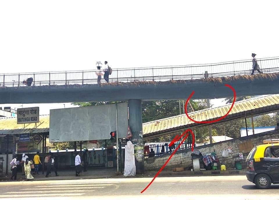 vinodipawar1's tweet photo. This is the condition of matunaga road station bridge https://t.co/eDiPEKeHMA