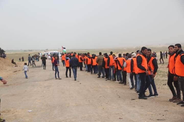 YousefAlhelou's tweet photo. 💥Palestinian paramedics volunteers are present as massive crows are pouring into the security fence perimeter along the eastern parts of Gaza borders.
#GazaReturnMarch
#GreatMarchOfReturn
#GMR
#LandDay
#Palestine
#Gaza https://t.co/oxHHhFeE6l
