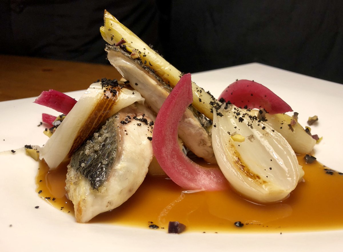 ElErmitanoRte's tweet photo. Disfruta del último fin de semana de nuestra #CartadeInvierno, y que mejor que hacerlo con "La dorada en estero a la sal de ceniza de puerro con batata, olivas, liliáceas y su caldo anchoado"😉El martes comenzaremos con la #CartadePrimavera...  #FelizSábado #ElErmitaño #Benavente https://t.co/TdaIzV8tzz