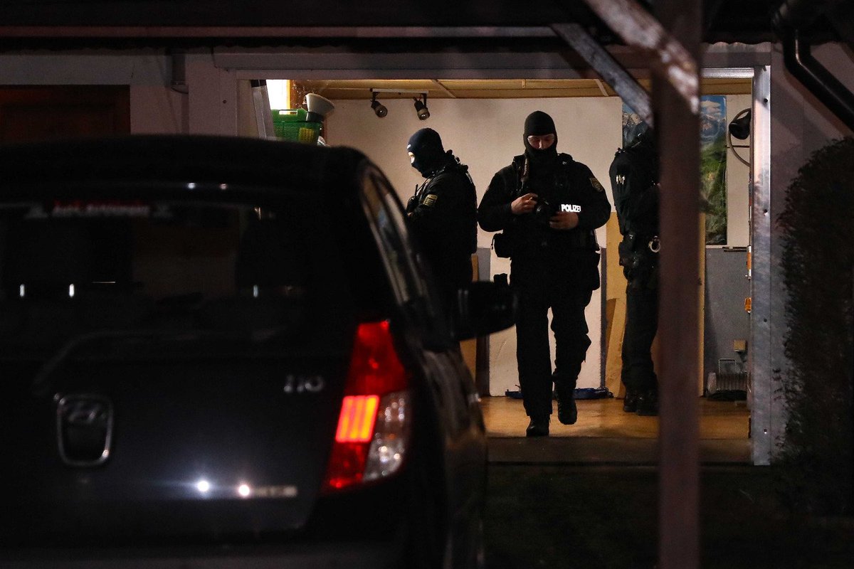 RadioDresden's tweet photo. Exklusiv: Drogenrazzia in #Boxdorf und #Ottendorf-#Okrilla. Zwei mutmaßliche Drogendealer auf frischer Tat gestellt. https://t.co/rhQGjniBsx (Fotos: T. Plunert) https://t.co/9nengMzhKv