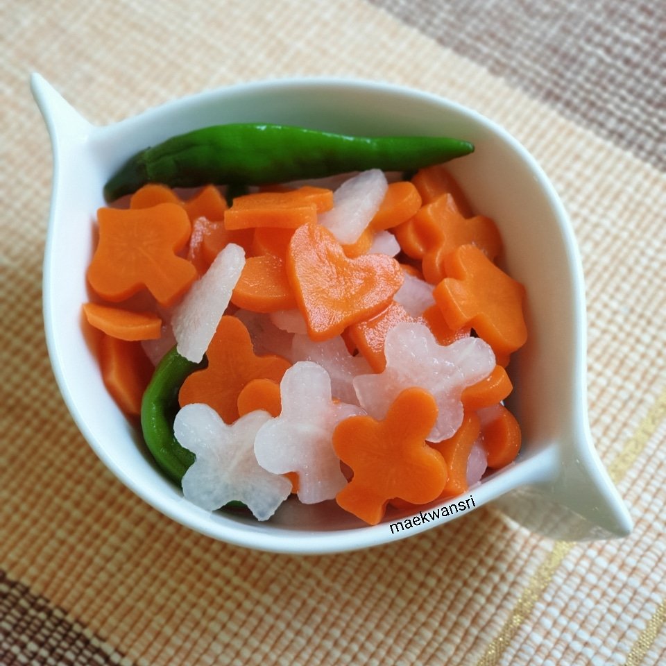 KwansriR's tweet photo. ผักดองสามรส..ทำไว้กินแก้เลี่ยนได้ดี วิธีทำก็ง่าย 
1.ผสมน้ำเชื่อม น้ำส้มสายชู เกลือคนให้เข้ากัน เตรียมไว้ 2.ลวกแครอท หัวไชเท้า พริก ในน้ำเดือดประมาณ30-45 วินาที ตักแช่ในน้ำเย็นจัด พักให้สะเด็ดน้ำ ใส่ลงกล่องเทน้ำ(ข้อ1)ลงไป ปิดฝา เอาเข้าตู้เย็นทิ้งไว้1คืน #งดเนื้อสัตว์  #maekwansri https://t.co/ysSiV9F7Cl