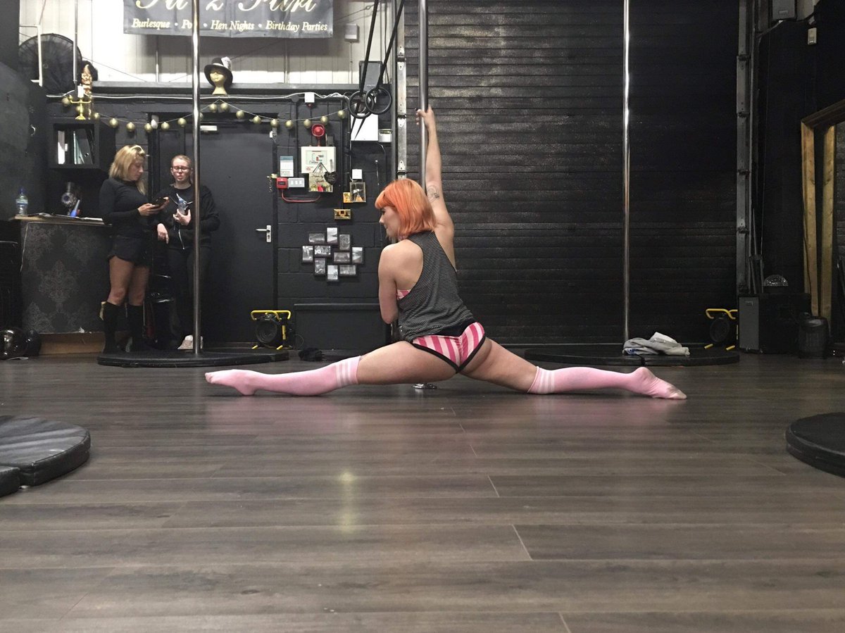 bonschweetz_'s tweet photo. Determined that I'm gonna have my butt touching the floor soon. #splittraining https://t.co/iWx6QZg8dM