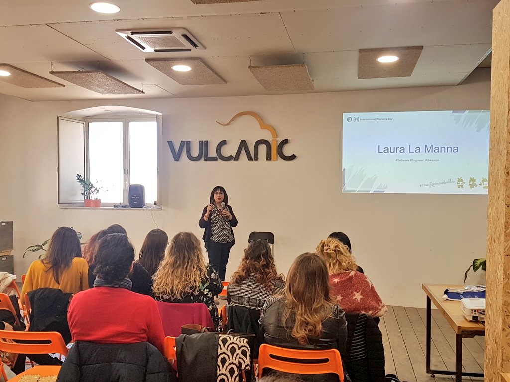 Laura La Manna spiega il connubio donna-carriera facendo riferimento alla propria esperienza personale. 
È una smart worker, ciò le consente di dedicarsi sia alla famiglia sia al lavoro. 
"Ciò che conta sono i risultati!"😉
#IWD19 #IWDCATANIA  #WTM19