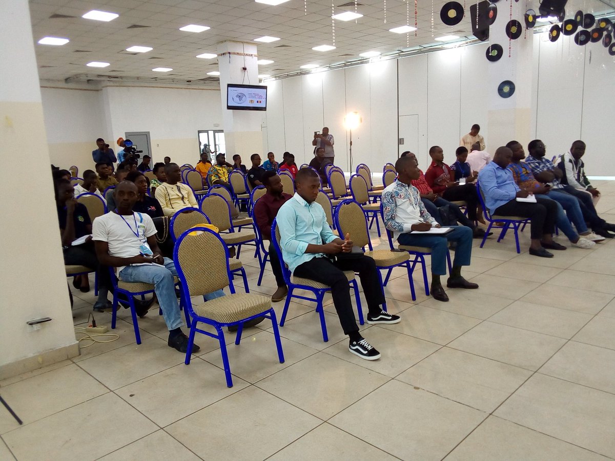 kmrstartuphub's tweet photo. #CSC
#Sharing_Experience
M. Abdelsalam SAFI Founder de WENAKALABS (TCHAD)
Vous y êtes toujours attendus! 
Lieu : ATRIUM (SPAR) Bonanjo https://t.co/w03TKCnrNk