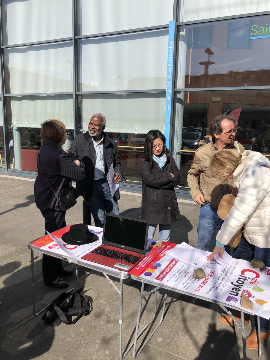 Stepholiv's tweet photo. Les élus @guyancourtptous au contact des habitants pour parler des services publics. #cafécitoyen #Guyancourt https://t.co/AY2AoEBFid