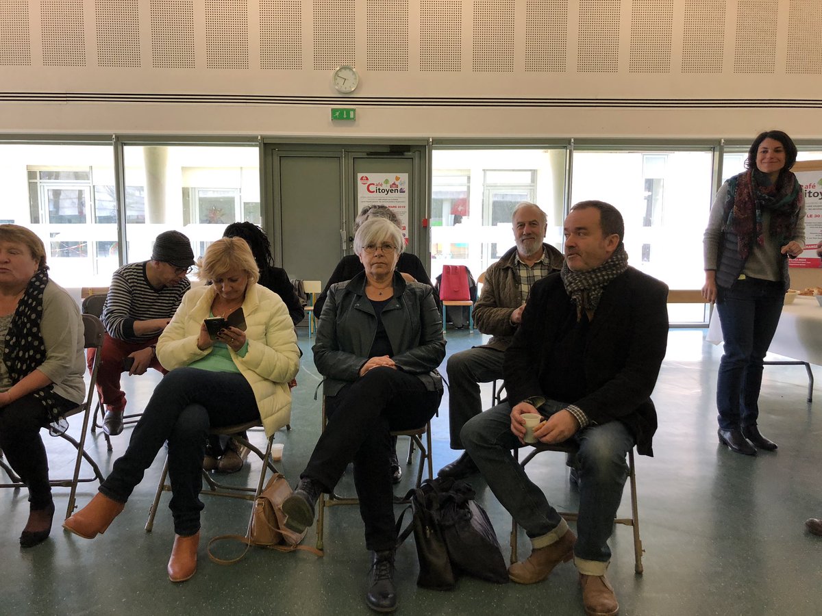 Stepholiv's tweet photo. Les élus @guyancourtptous au contact des habitants pour parler des services publics. #cafécitoyen #Guyancourt https://t.co/AY2AoEBFid