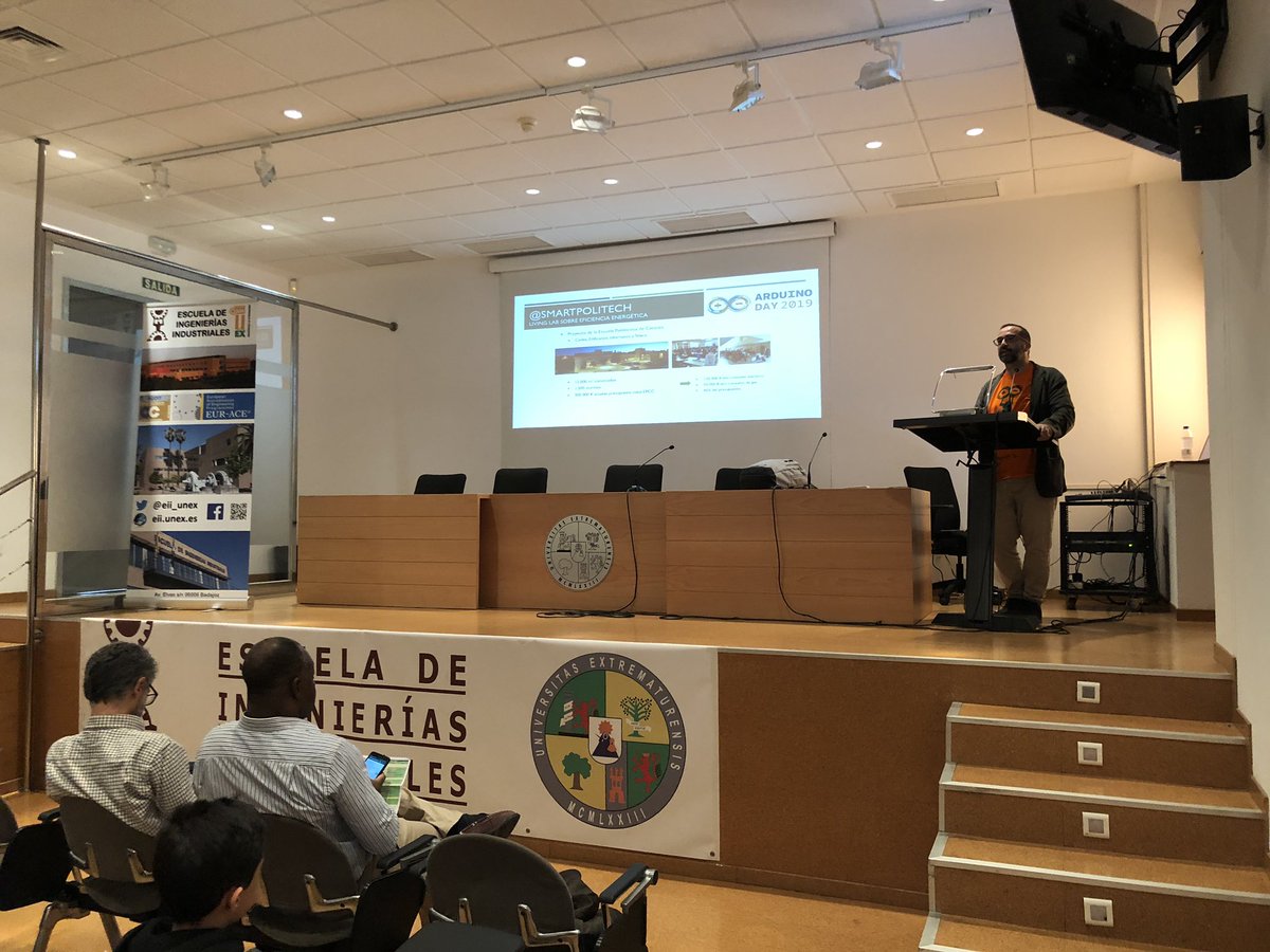 jeslozrog's tweet image. Presentación de @pablogarguez en #ArduinoDay2019 @infouex @eii_uex sobre #Arduinoyun @SmartPoliTech y @SolEPCC