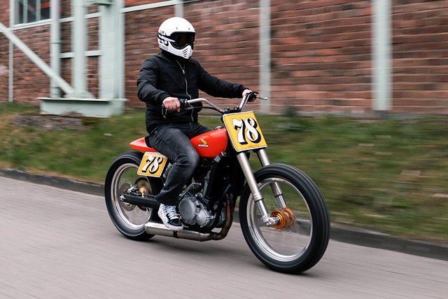 pipeburn's tweet image. BRAAP MUSIC. Hombrese’s KTM 450 SX Dirt Tracker pipeburn.com/home/2019/03/2… #KTM #450SX #Tracker #Custom #Germany #Motorcycle #Pipeburn