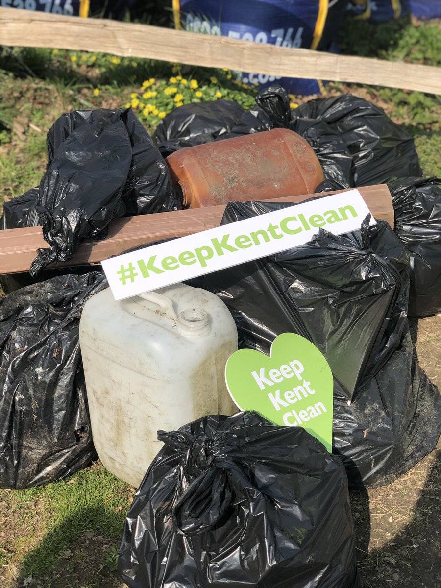 RoxyWalkerUK's tweet photo. Today our village did a litter pick for @keepBritiantidy #keepkentclean this is only the first hour of the collection with still a task force out collecting. With a population of around 1,700 this is a lot of litter. How do we help #educate people not to #litter https://t.co/vqqqzj3xZo