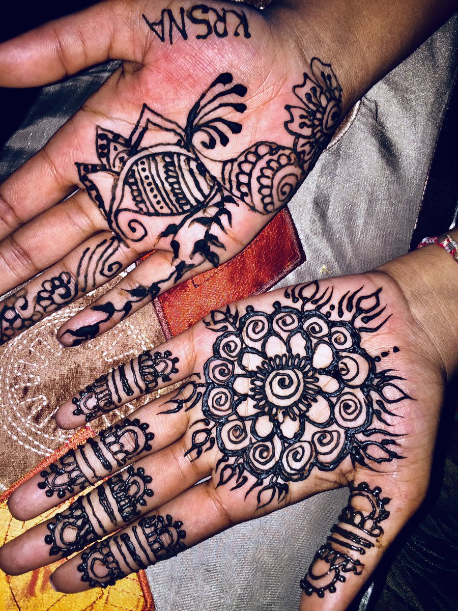 DaneUvy's tweet photo. My beautiful #henna by @bindibeb 🦋 #Krsna #Love 💙 https://t.co/Xh30ihbjnU