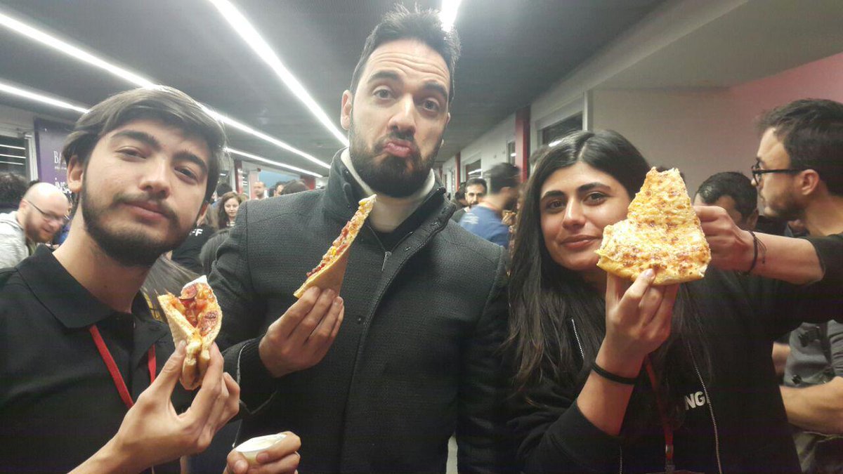 VNGRS's tweet image. Pizzalarımızı yedik! #adaytoreact tüm hızıyla devam ediyor :)