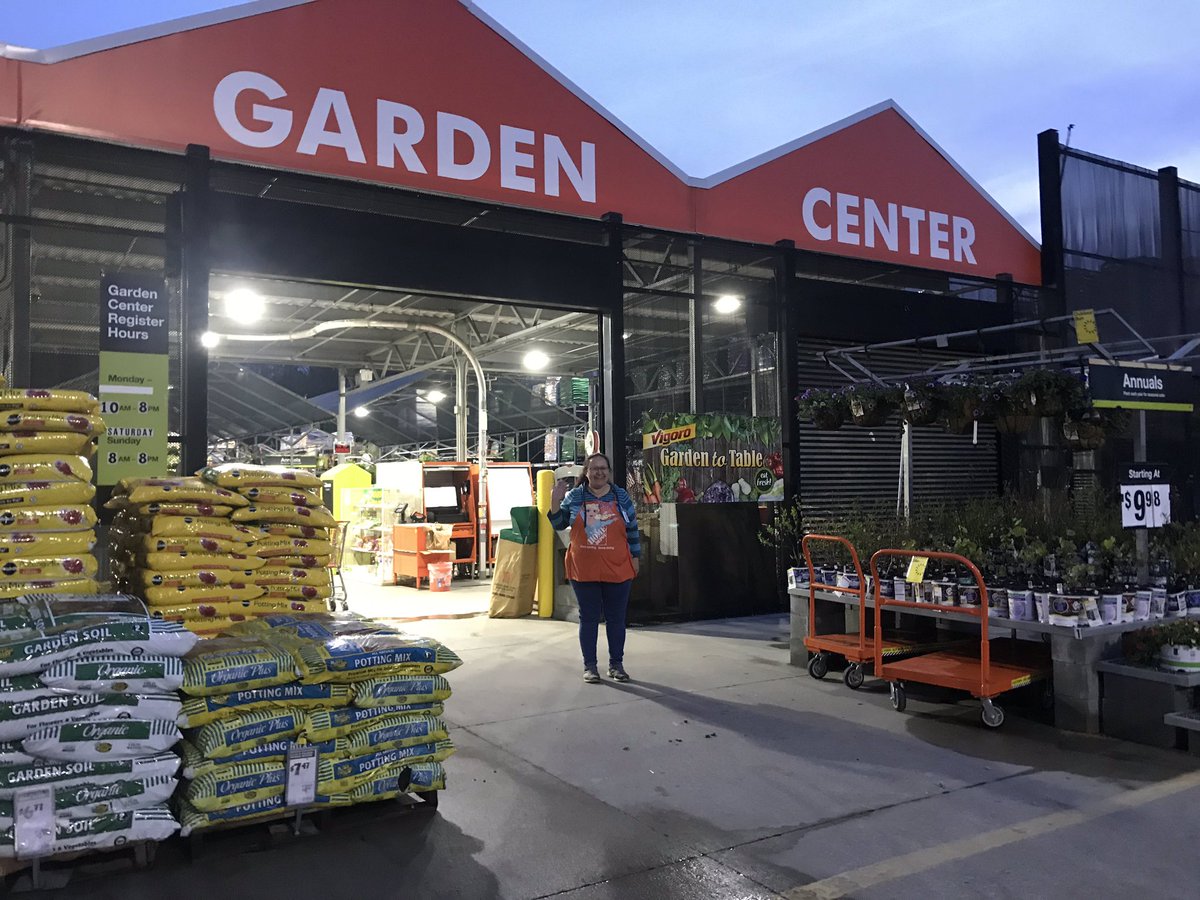 HDTimRamirez's tweet photo. #6940Proud is #ReadyForSpringInD2 at 7am this morning! Elsa is going to assist all Customers and drive Credit! @ChrisBergHD @Brad_Peebles https://t.co/Hh2eLN5r6v