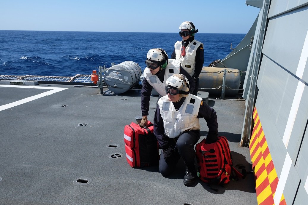 EMADmde's tweet photo. El 🚢BAM ⚡ RAYO ⚓ #ArmadaEsp #MOPS 🇪🇸desplegado en #Mediterraneo #OpSophia 🇪🇺#EUNAVFORMED_OHQ se adiestra con su helo 🚁#Gato10 y #EquipoMedico ROLE1 ⚕️ en evacuación de heridos
#NuestraMisiónTuLibertad https://t.co/FmECd5Nfnn