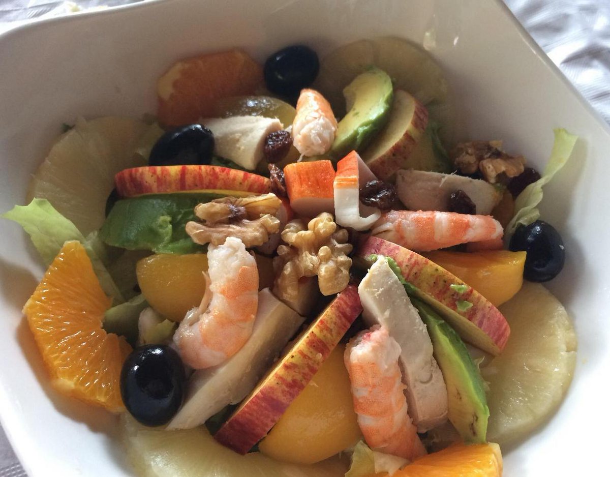 ¿Has empezado ya con la operación bikini? Pues no renuncies a salir, brindar y comer bien, que solo se vive una vez. En La Barraca tenemos muchas opciones saludables para que disfrutes sin sentirte culpable, como esta ensalada tropical:  
#CostaTropical #Almuñécar #Primavera