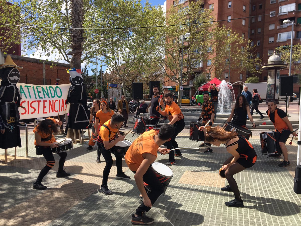 Música i timbals a tope amb els <a href="/Atabalats/">Atabalats</a> a la Fira de la Solidaritat i del Suport Mutu. Tot el dia ple d’activitats. #canvidalet #esplugues #solidaritat #suportmutu #somosmasquemonigotes