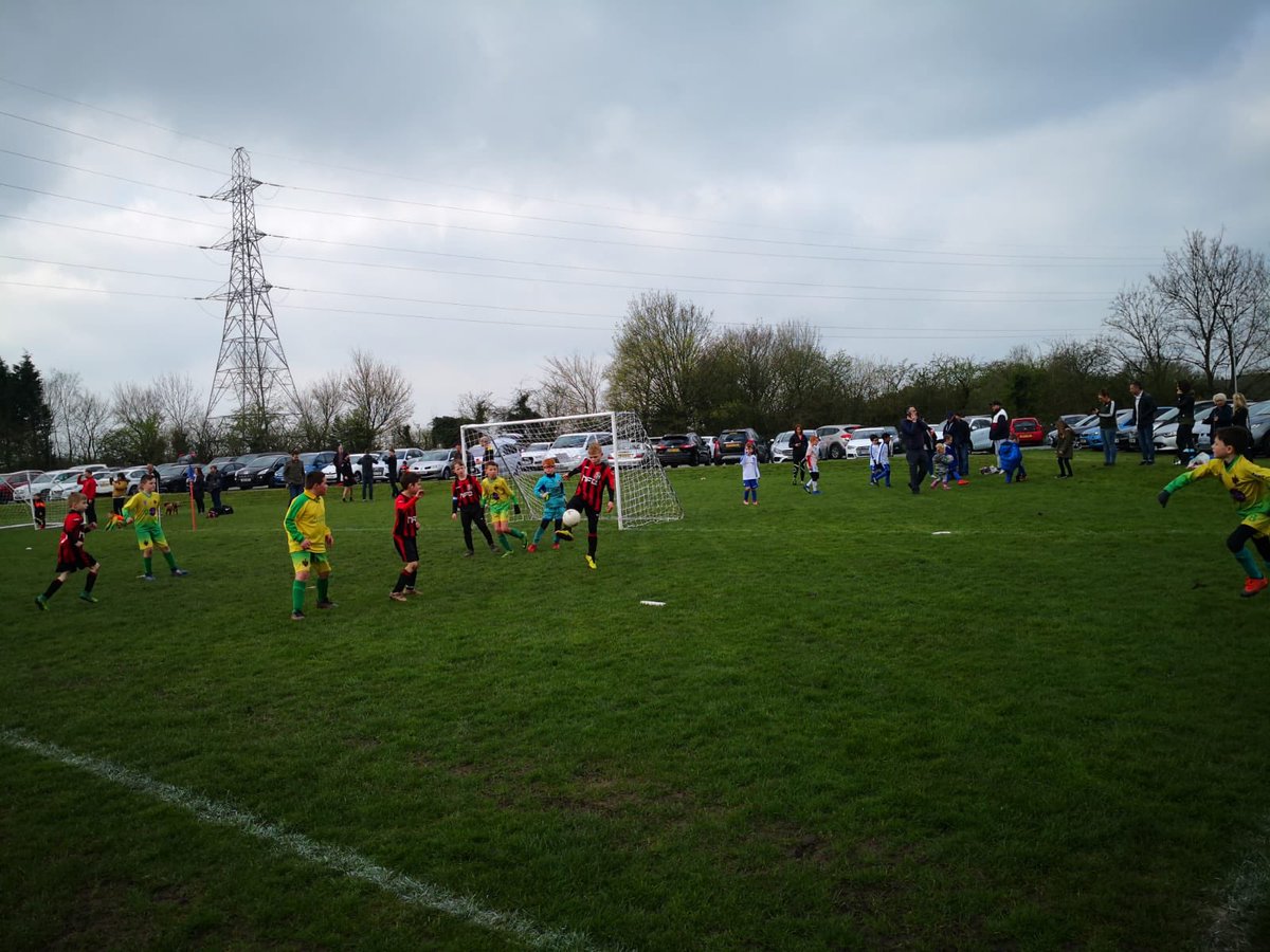 Adlingtonjfc1's tweet photo. #Adlingtonjfc our U8’s Boca’s in action in their @TheBBDFL round robin games v @AthertonTownFC Galaxy and @PrestwichFC Devils in Atherton. ⚽️ well done to all 3 teams, some great skills and good teamwork 🔴⚫️ #respect #skills #foundationphasefootball https://t.co/EVEcof7T0J