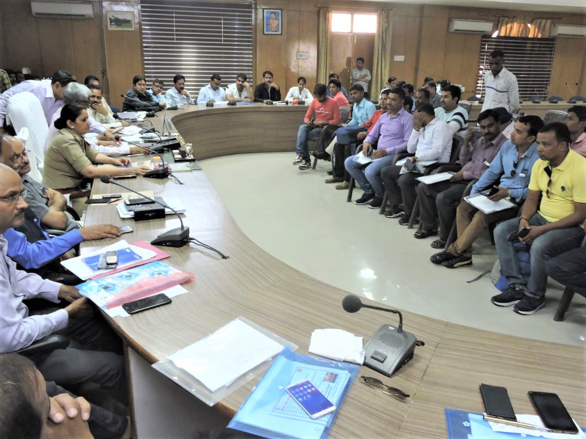 जनपद खीरी की दो लोकसभा सीटों खीरी व धौरहरा हेतु क्रमशः दिनांक 29-04 व दिनांक 06-05 को मतदान कराया जाना है। जिसका नामांकन दिनांक 02-04 से प्रारंभ हो रहा है। जिलाधिकारी महोदय व पुलिस अधीक्षक महोदया खीरी द्वारा संयुक्त प्रेस कांफ्रेंस इस सम्बन्ध में विस्तृत जानकारी दी गयी।