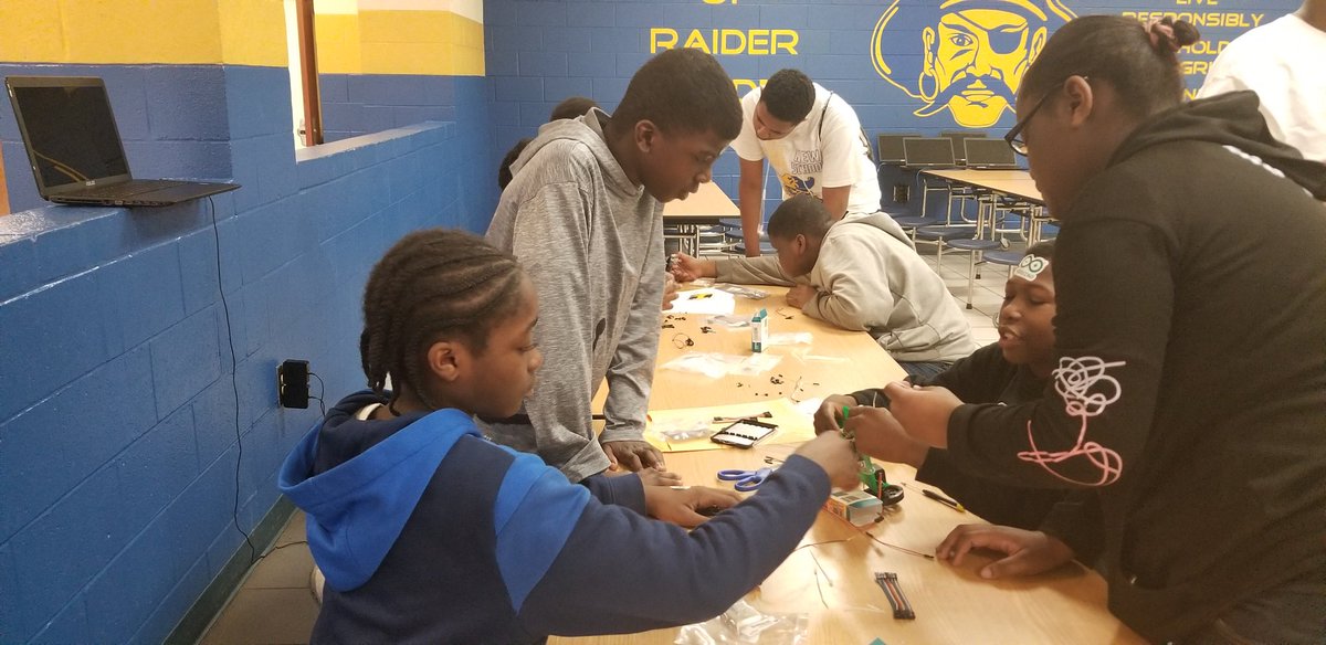 deitramatthews's tweet photo. I'm having so much fun observing students from St. Andrews Middle School's #Robotics Club build, code, and program Robots at the 2nd annual #RIPChallenge!

#ExtendedDayProgramming
#AfterSchoolProgramming 
#21stCenturyProgramming
#ExcellenceIsTheExpectation
@@derrickglover97 https://t.co/58jGn7Cvjn