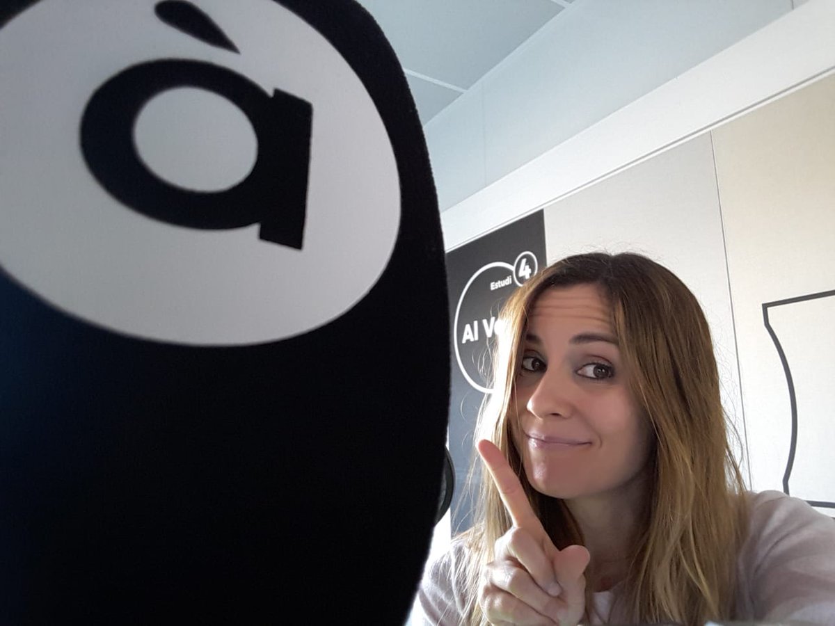 Comença la primera part del #CaixaDeRitmes de hui en la ràdio d’<a href="/apunt_media/">À Punt</a>. Estarem fins a les 18:00 i tornarem a les 21:00 per gaudir dels millors intèrprets locals, estatals i internacionals. Demana la teua cançó a <a href="/CdeRitmesAPunt/">Caixa de ritmes</a> o al whatsapp del programa 655 655 505.