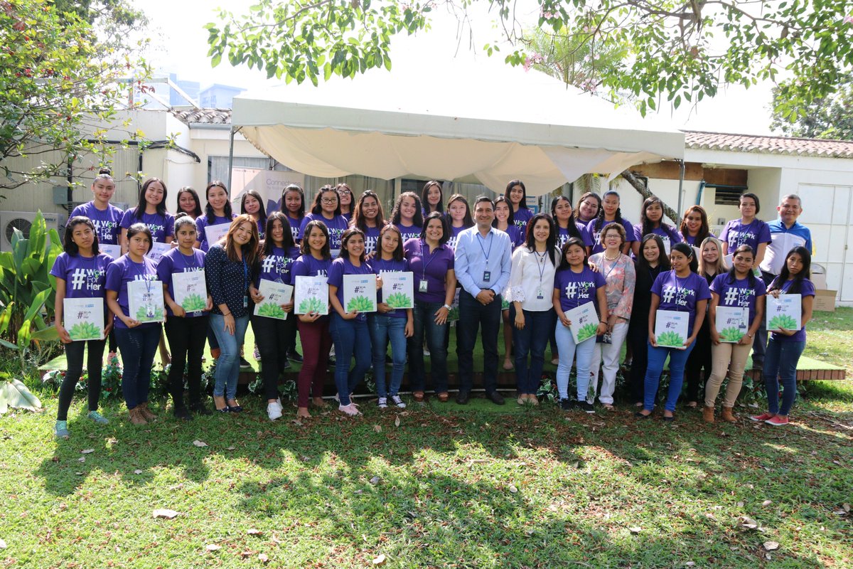 Plan_ElSalvador's tweet photo. Hoy damos inicia al proyecto #Workforher con Telus El Salvador donde 33 niñas inician sus clases de ingles para luego optar por aplicar a trabajar en dicha empresa https://t.co/cQzq73eHGy