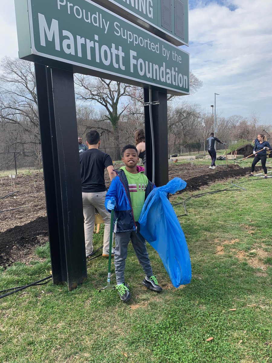 Getting garden the beds ready for Spring #SPRINGISHERE 🥦🌐✨ <a href="/wechipn/">Chip’N</a> thegreenscheme @DCUrbanGreens  <a href="/natsacademy/">natsacademy</a>
