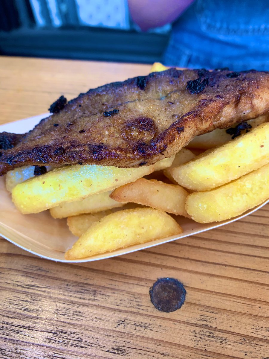 Gemma1874's tweet photo. First time @miabcleethorpes and what a pleasure. Little visit from @MasalaMasters today so good food and the cider going down very nicely 👌🏻#cider #peach #thegoodcider #cleethorpes #haddockandchips #onionbhajis #springhassprung https://t.co/DabZfIhZZ4
